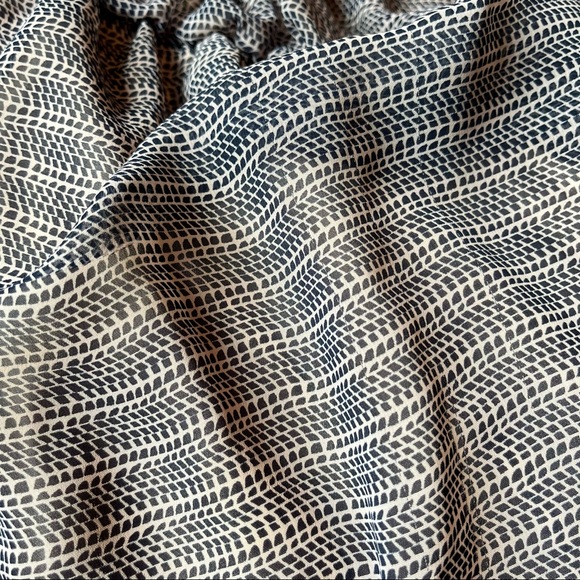 Peachy crème patterned dress, lined with longer back. - Picture 2 of 4